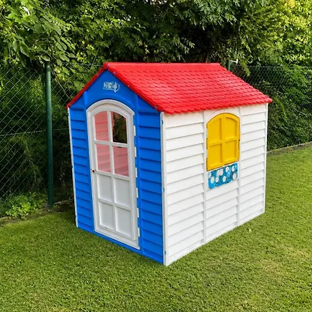 Dům S Krytým Bazénem A Okrasnou Zahradou